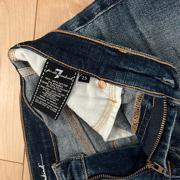 Gently worn Seven For All Mankind jean skirt! Comfortable and stylish. Size 25 - Picture 3 of 3